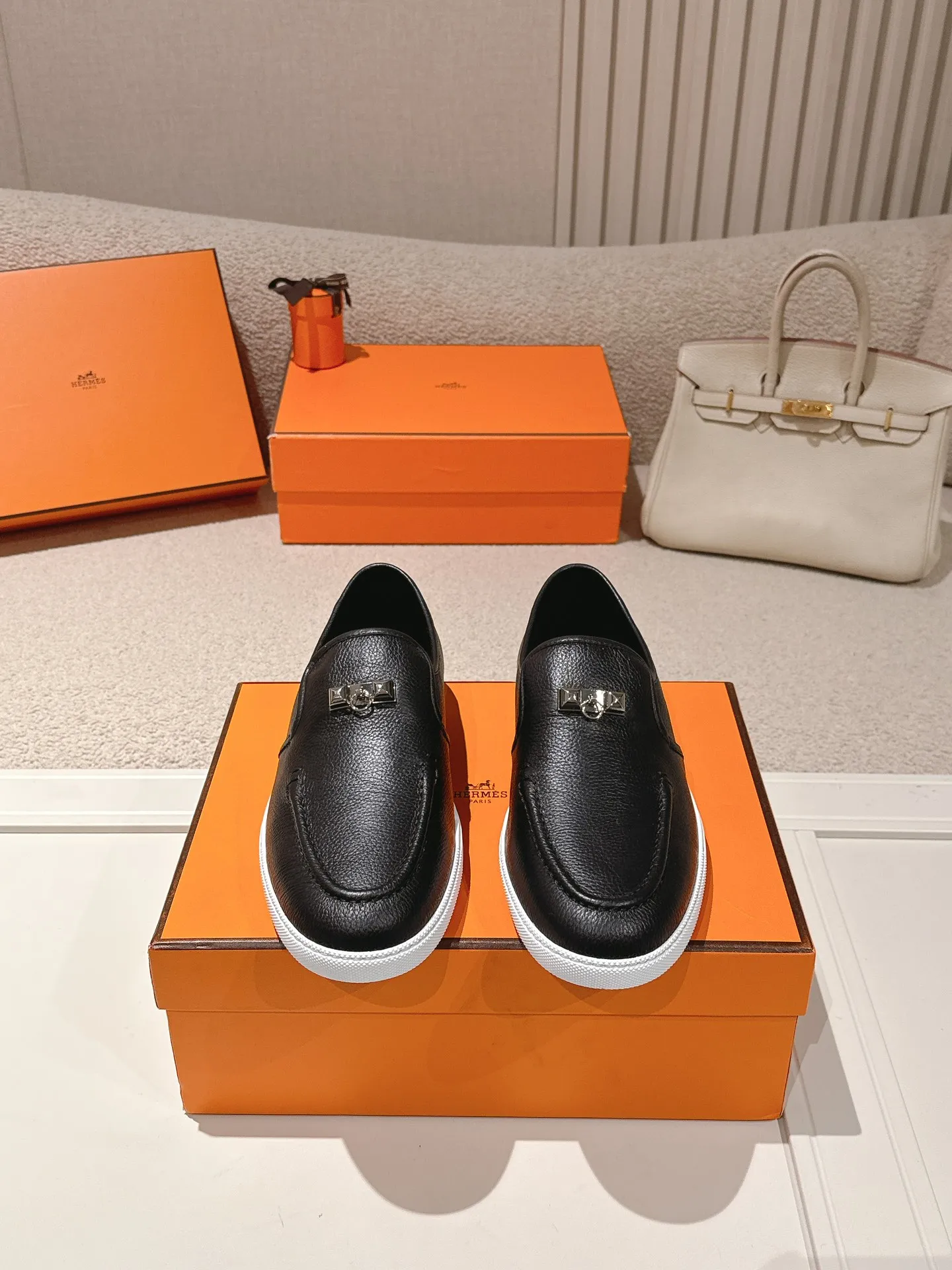 Men's Men's Shoes 600💰 Hermes# Couple Studded Loafers Calfskin and suede goatskin lace-up free sneakers with signature "H" detail. The design is simple and smooth, creating a fashionable urban look. It is comfortable and versatile. H family classics are not outdated, and the delivery counter is exquisitely packaged🛍📦 Fabric: Original customized imported first-layer cowhide/cow down Lining: Imported soft sheepskin Sole: Original open-molded anti-slip TPU material Size: 35-45
